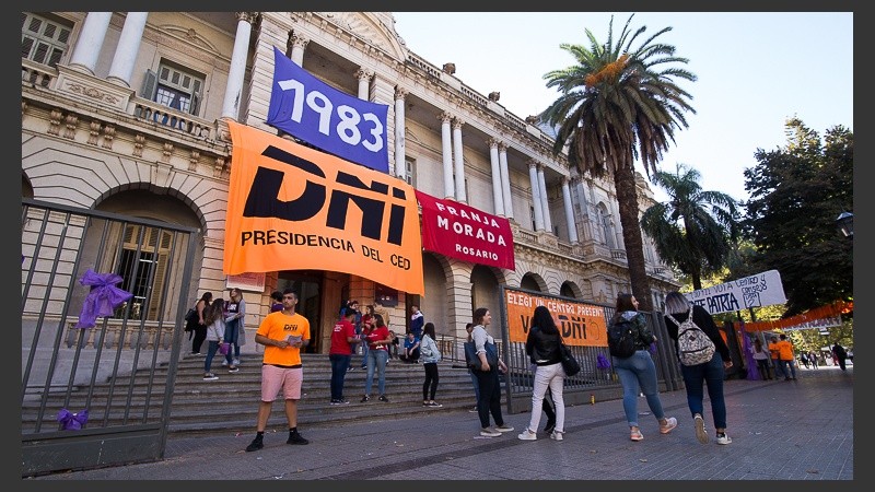 Las elecciones de la UNR se realizaron en doce facultades.