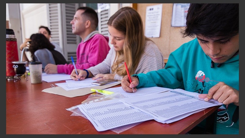 Las elecciones de la UNR se realizaron en doce facultades.