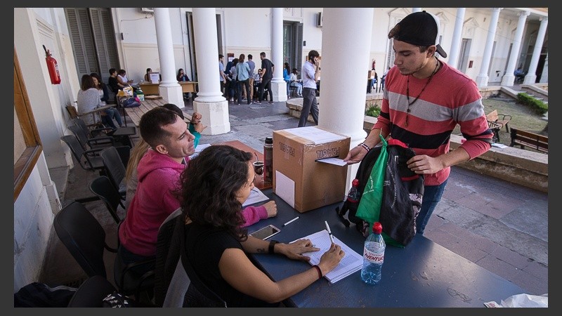 Las elecciones de la UNR se realizaron en doce facultades.