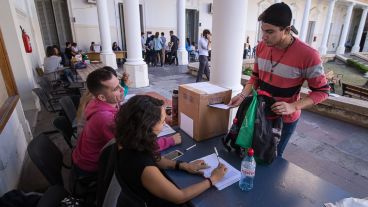 Las elecciones de la UNR se realizaron en doce facultades.