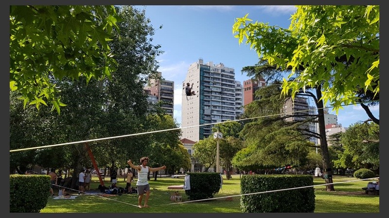 En Rosario unas 150 personas practican slackline.
