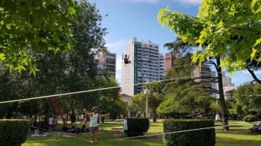 En Rosario unas 150 personas practican slackline.