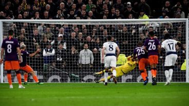 Remate anunciado y débil del Kun contenido por Lloris.