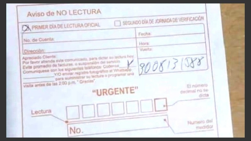 El papel que apareció en algunas casas con un teléfono de contacto.
