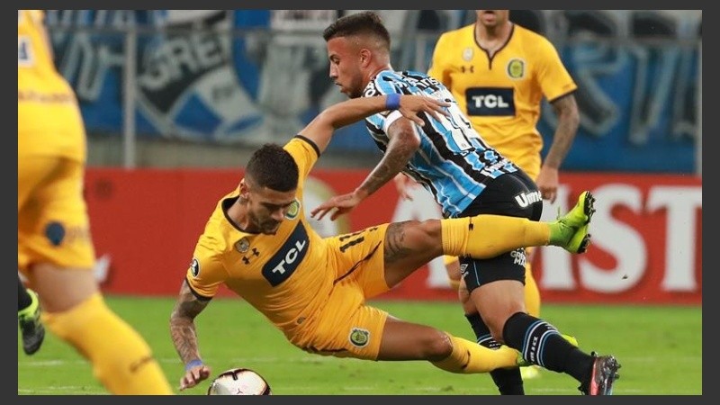 Jonás Aguirre cae mientras trata de marcar a un adversario.