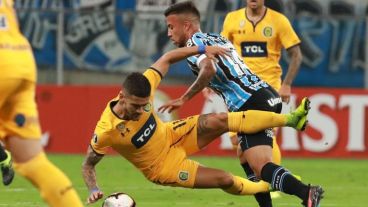 Jonás Aguirre cae mientras trata de marcar a un adversario.