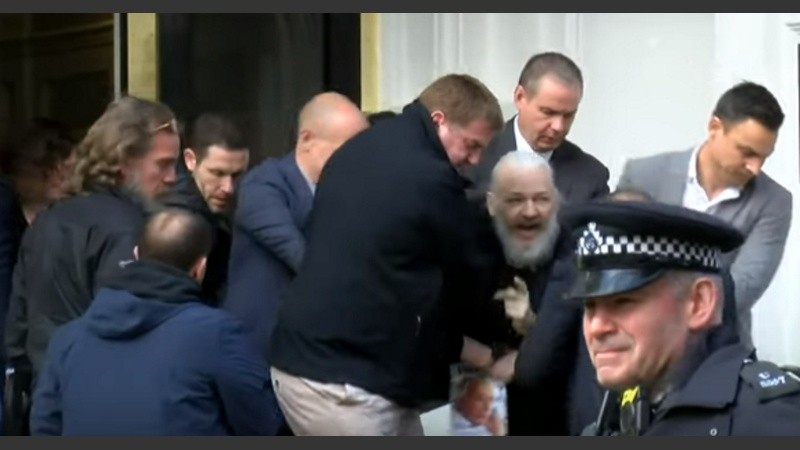 Con barba larga, Julian Assange luce casi irreconocible.