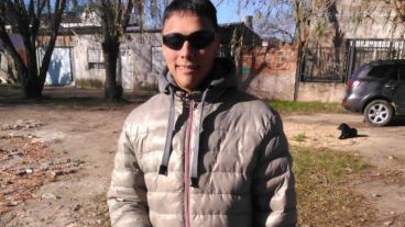 Juan tiene 23 años y perdió la vista hace tres.