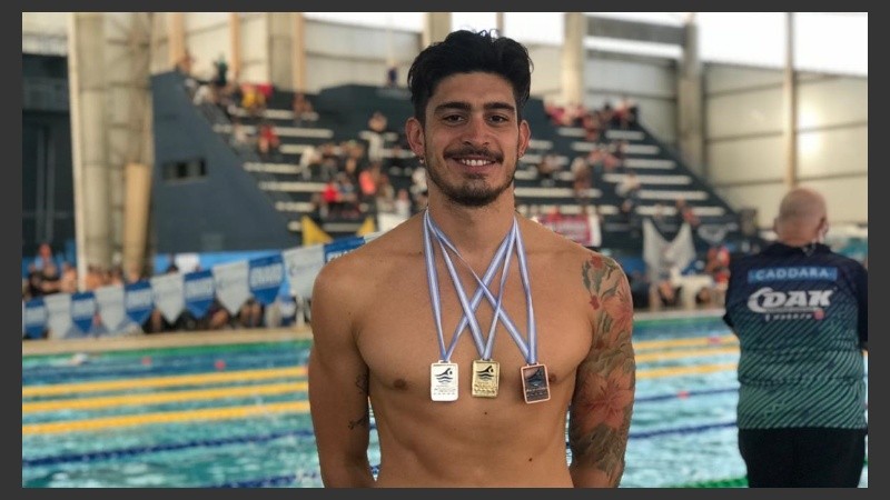 Matías viene de conseguir tres medallas la semana pasada en el Campeonato Argentino de Natación Máster.