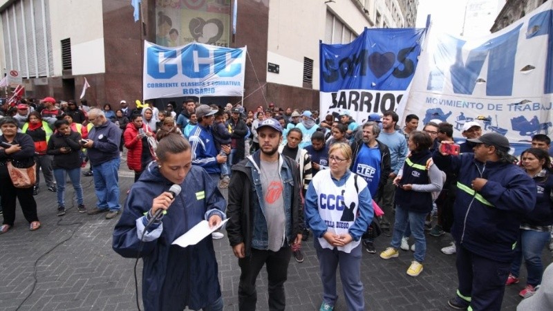El acto principal se realizó este mediodía frente a la Ansés de Rioja y Sarmiento.