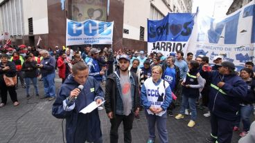 El acto principal se realizó este mediodía frente a la Ansés de Rioja y Sarmiento.