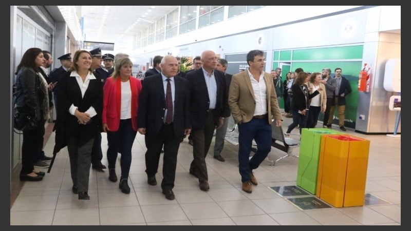 Antonio Bonfatti durante la recorrida por el Aeropuerto Internacional de Rosario Islas Malvinas. 