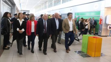 Antonio Bonfatti durante la recorrida por el Aeropuerto Internacional de Rosario Islas Malvinas.