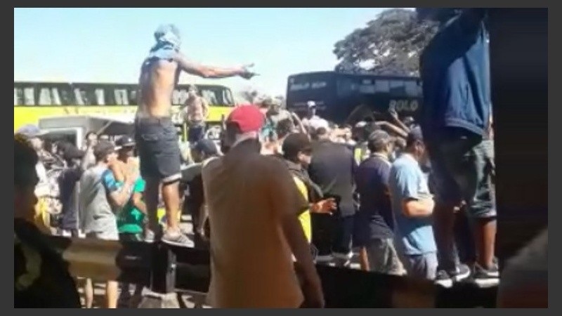 Las imágenes de los hinchas en el control de migraciones.