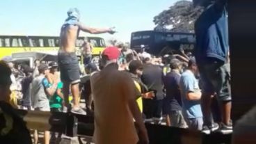 Las imágenes de los hinchas en el control de migraciones.