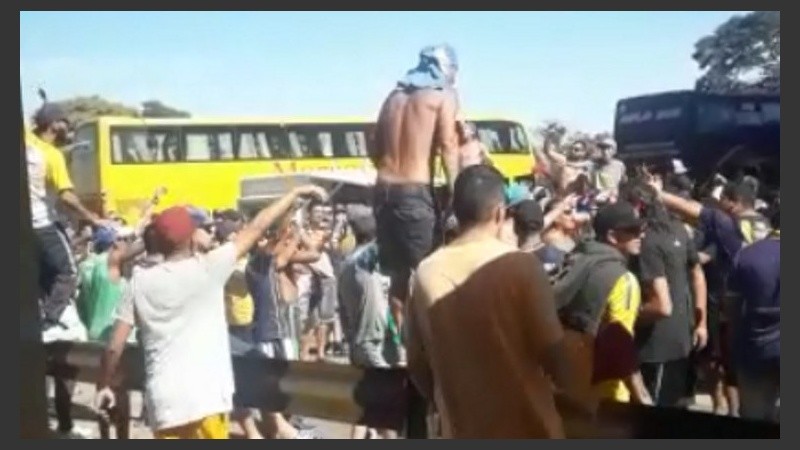 Las imágenes de los hinchas en el control de migraciones.