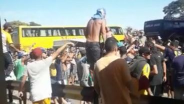 Las imágenes de los hinchas en el control de migraciones.