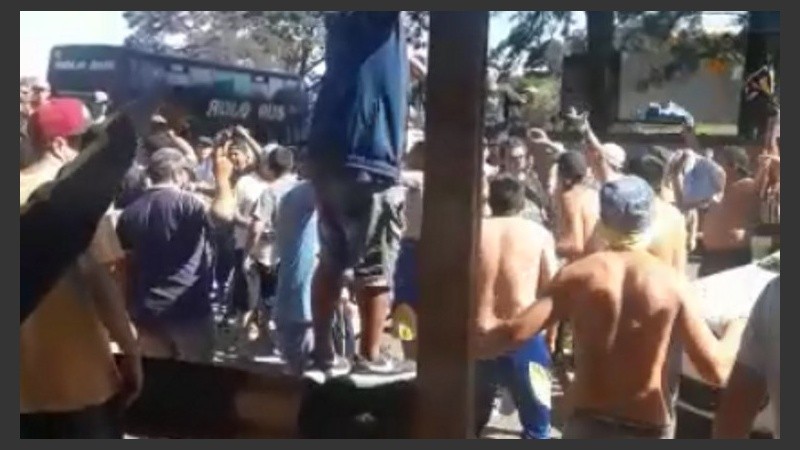 Las imágenes de los hinchas en el control de migraciones.