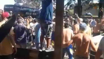 Las imágenes de los hinchas en el control de migraciones.