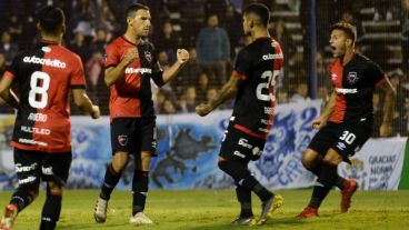 Maxi grita moderadamente para no exacerbar los ánimos. Triunfazo leproso.