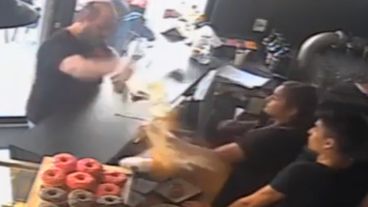 El hombre se fue del local cuando vio pasar un patrullero, según comentó el responsable del bar.