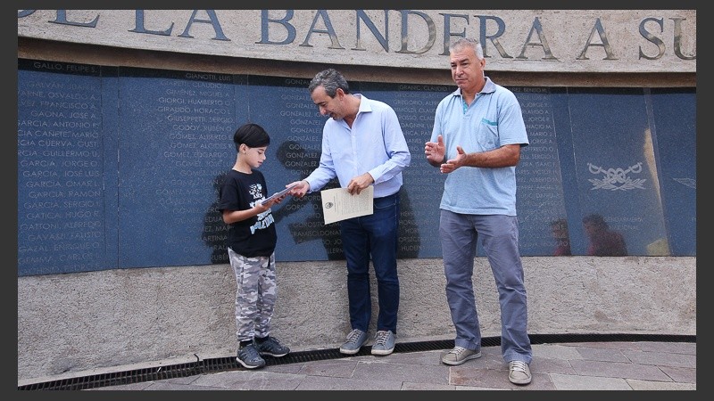 El edil Pablo Javkin entregó la distinción del Concejo.