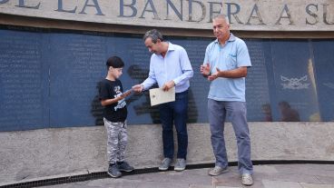 El edil Pablo Javkin entregó la distinción del Concejo.