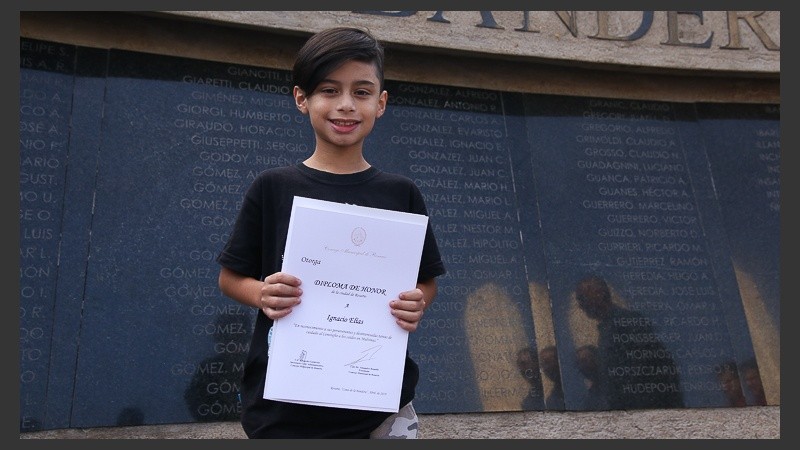 Nachito y su distinción en el Monumento a los Caídos.