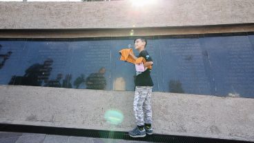 Nacho limpia las placas del Monumento a los Caídos en Malvinas.