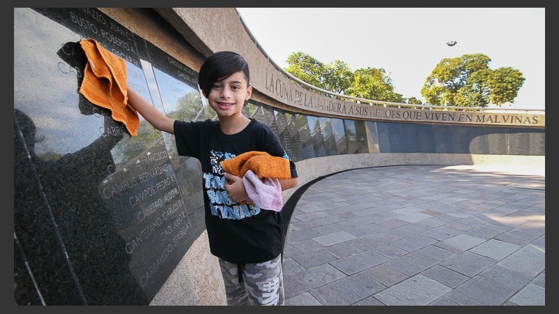 Nacho va cada domingo a lustrar las placas de homenaje.