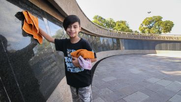 Nacho va cada domingo a lustrar las placas de homenaje.