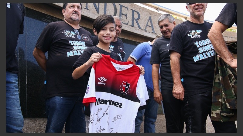 La camiseta leprosa firmada por los jugadores. El regalo que le hicieron a Nacho.