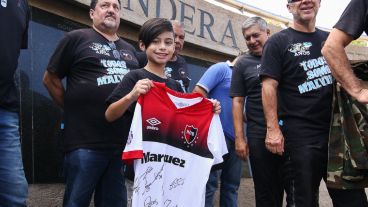 La camiseta leprosa firmada por los jugadores. El regalo que le hicieron a Nacho.