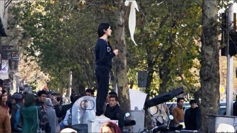 La mujer durante el acto de protesta, sin el velo.