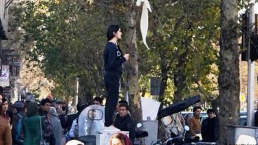 La mujer durante el acto de protesta, sin el velo.