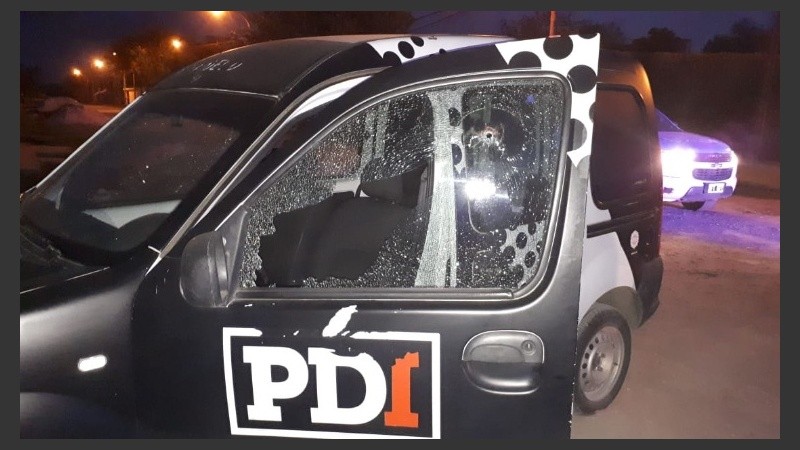 El vehículo de la PDI, con impactos de bala.