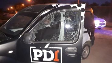 El vehículo de la PDI, con impactos de bala.