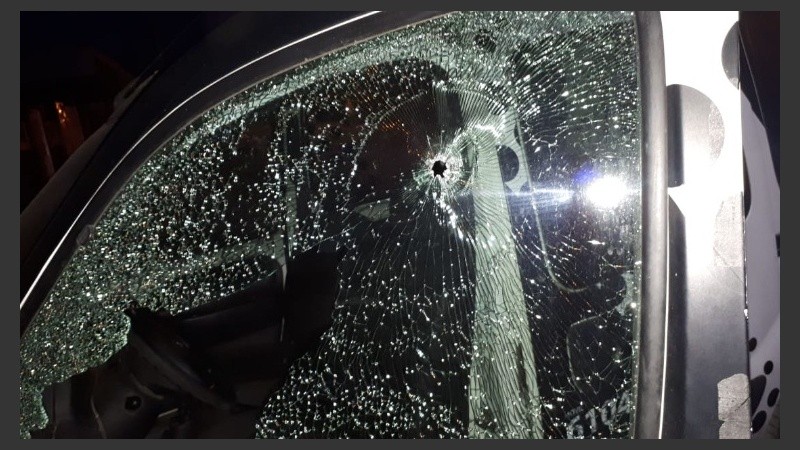 El vehículo de la PDI, con impactos de bala.