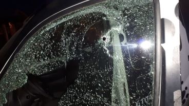 El vehículo de la PDI, con impactos de bala.