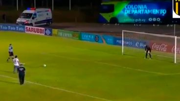 El hincha de Plaza Colonia le ofrendó su hazaña a los hinchas que explotaron en festejos.