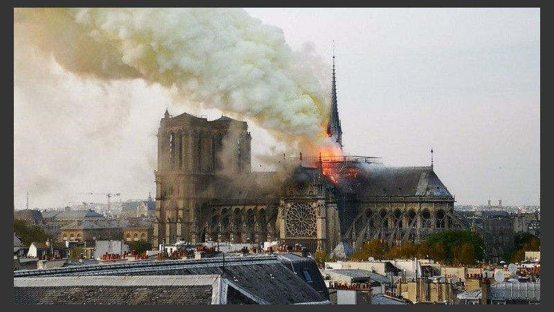 Fotos y videos: devastador incendio en la catedral de Notre Dame en París |  Rosario3