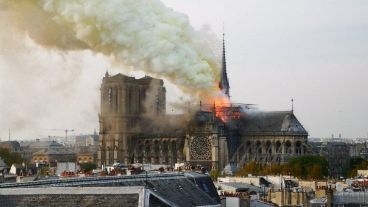 Así ardía la catedral de Notre Dame en París.
