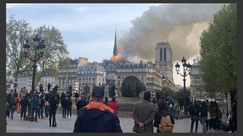Así se veía el incendio en París. 