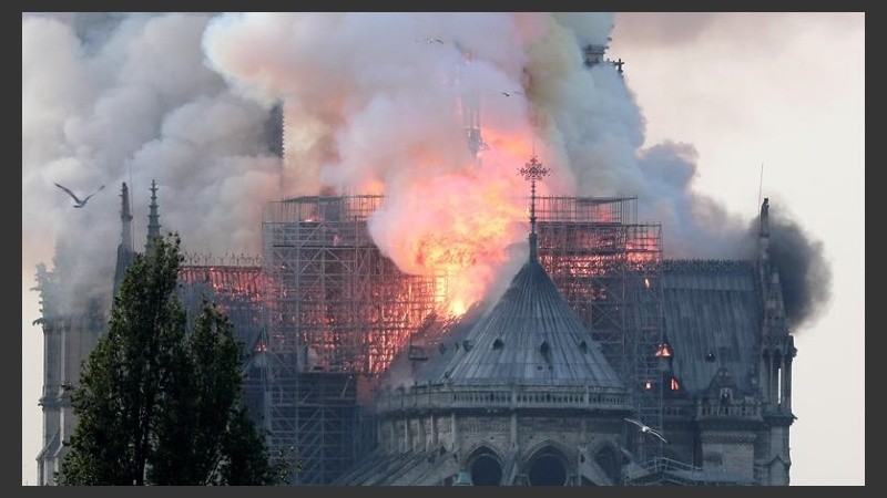 Así ardía la catedral de Notre Dame en París. 