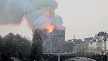 Así ardía la catedral de Notre Dame en París.