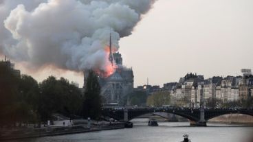 Así ardía la catedral de Notre Dame en París.