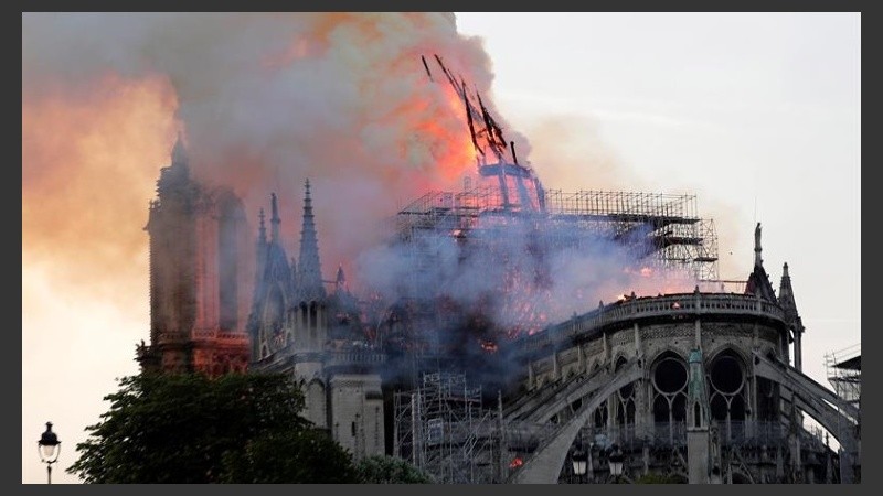 Las llamas arrasaban con todo en Notre Dame. 