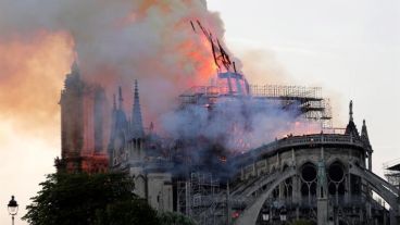 Las llamas arrasaban con todo en Notre Dame.