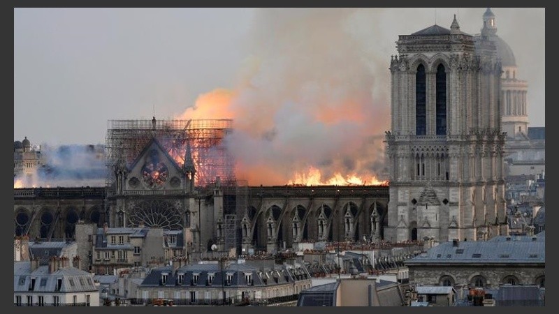 Las llamas arrasaban con todo en Notre Dame. 