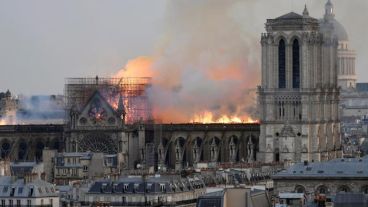Las llamas arrasaban con todo en Notre Dame.